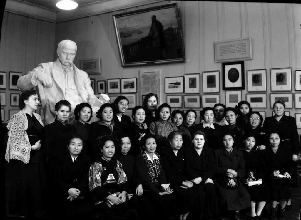 7276 (1) Делегація переводих жінок Китаю в Держ.музей Шевченка в 1953р.